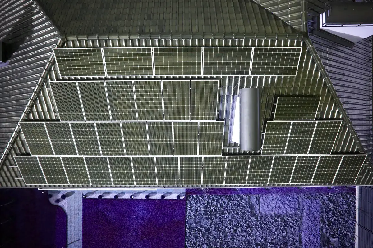 Técnicos instalando placas solares en una cubierta de Jaén